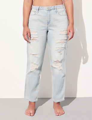 Light wash jeans with a rip in the knee programs urban outfitters